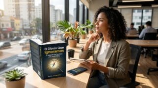 Mulher pensativa em um escritório iluminado, com o livro O Óbvio que Ignoramos, de Jacob Pétry, um smartphone e café sobre a mesa, representando clareza e sucesso