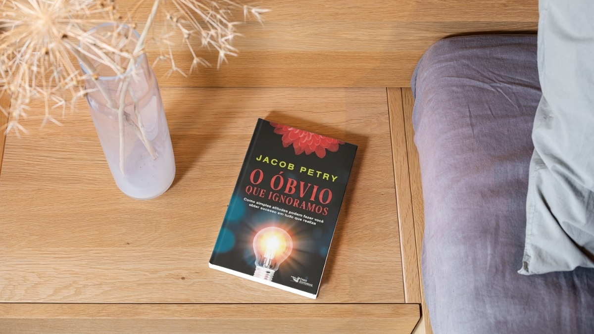 O livro O Óbvio que Ignoramos de Jacob Pétry sobre uma mesa, representando leitura sobre sucesso e mentalidade.