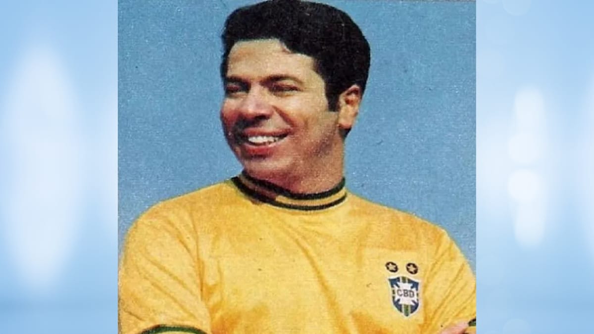 Fotografia antiga de arquivo do apresentador Silvio Santos jovem vestindo a camisa amarela da Seleção Brasileira com o escudo antigo da CBD