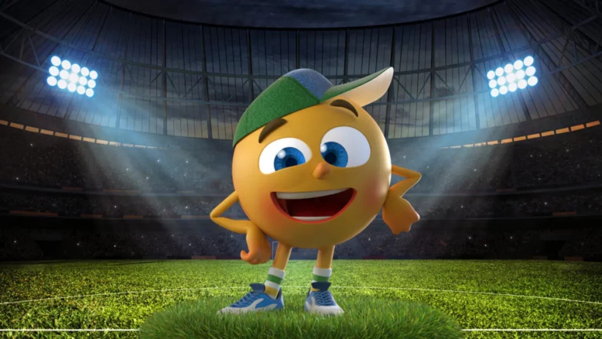 Imagem de animação em 3D de um mascote esférico e amarelo usando boné verde e tênis azul, posando com as mãos na cintura no centro de um campo de futebol iluminado por refletores à noite