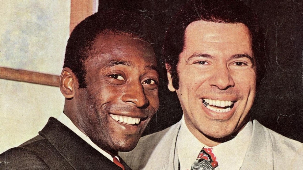 Fotografia de arquivo em plano fechado mostrando o ex-jogador Pelé e o apresentador Silvio Santos sorrindo alegremente lado a lado em sua juventude