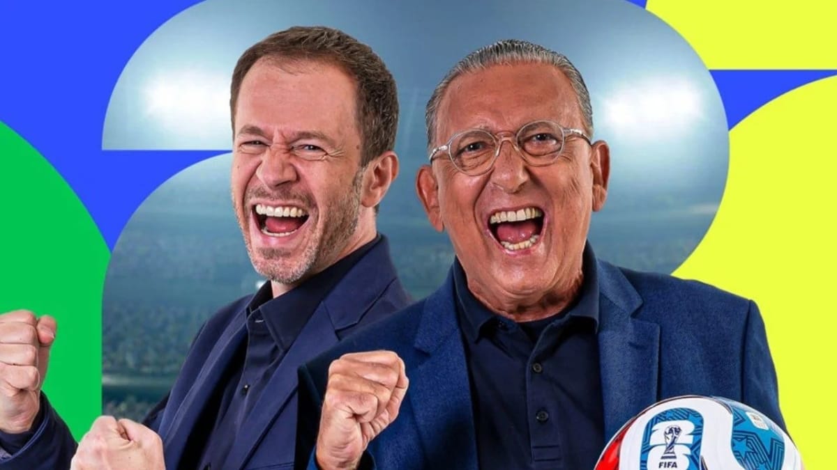 Fotografia promocional dos jornalistas Tiago Leifert e Galvão Bueno sorrindo alegremente com os punhos cerrados em sinal de comemoração sobre um fundo temático verde, azul e amarelo