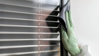 meia velha ajuda a limpar persiana (Foto: Freepik)