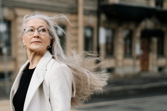 Mulher de cabelo grisalho