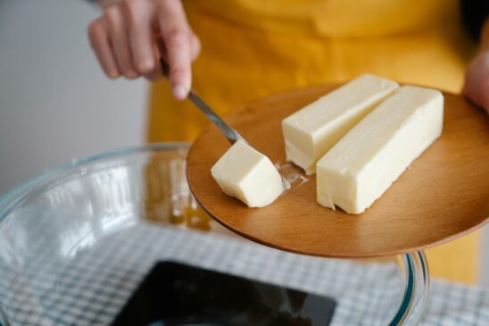 Enquanto uma carrega gorduras saturadas, outra entra na lista de ultraprocessados; cientistas explicam os prós e contras de cada produto no café da manhã.
