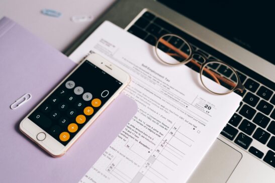 Organização de documentos: reunir relatórios de rendimentos dos bancos, comprovantes de despesas médicas e recibos de educação com antecedência é o primeiro passo para uma declaração sem sustos. /Pexels