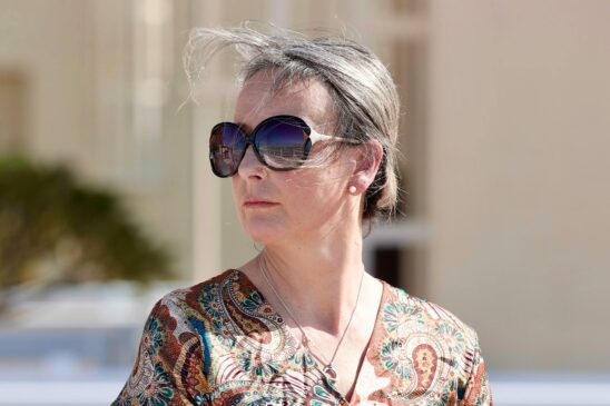 Mulher de cabelo grisalho