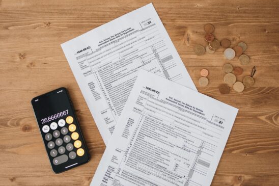 Tabela do IR 2026: com a última atualização da faixa de isenção, exclusivas que ganham até duas atualizações mínimas contam com o benefício da isenção do imposto este ano. /Pexels