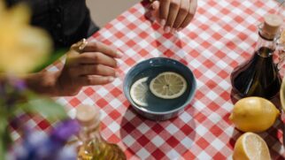 Misturas com vinagre e bicarbonato prometem eliminar odores de verdade (Foto: Pexels)