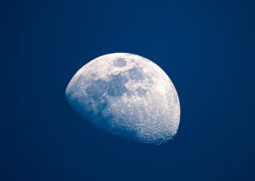 Fenômeno duplo coloca o satélite a mais de 406 mil quilômetros de distância do planeta, gerando menos luminosidade em um evento considerado pouco comum por astrônomos.