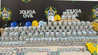 Imagem da apreensão de 200 mil figurinhas do álbum da Copa do Mundo 2026