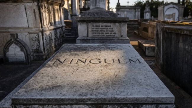 Túmulo de mármore no Cemitério da Paz de São Roque com a palavra NINGUÉM escrita na lápide