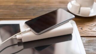 Especialistas alertam para erros comuns durante o carregamento que podem provocar superaquecimento e até comprometer o desempenho do celular (Foto: Freepik)