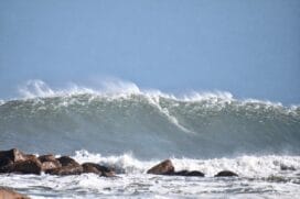 Ondas gigantes na Praia do Cardoso, em Laguna, Santa Catarina