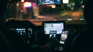 Homem paga 12,6%. Mulher paga 11,6%. O carro é o mesmo. O juros não