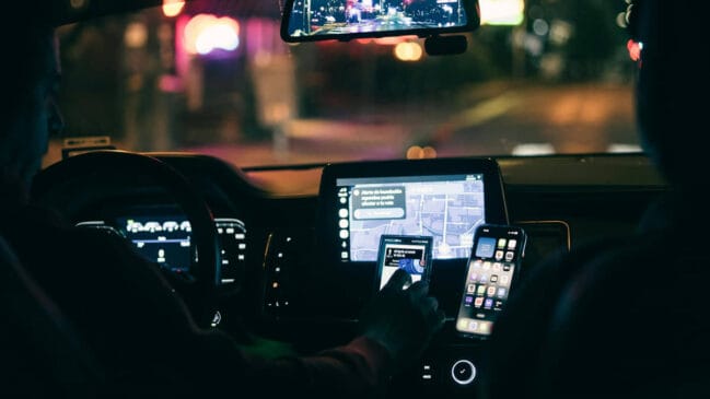 Homem paga 12,6%. Mulher paga 11,6%. O carro é o mesmo. O juros não