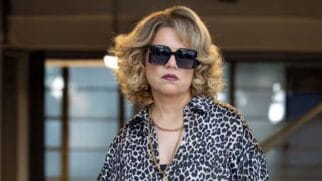 A atriz Isabel Teixeira posa para foto antes das gravações