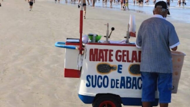 Vendedor ambulante na praia de Santos