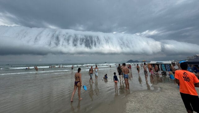 A imagem mostra o fenômeno conhecido como nuvem rolo