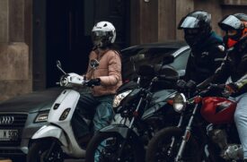 Motociclistas parados no trânsito