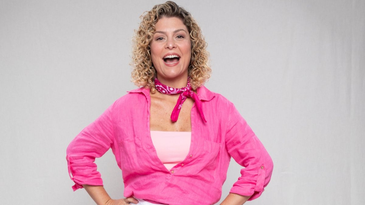 Bárbara Borges feliz em foto de divulgação do programa A Fazenda