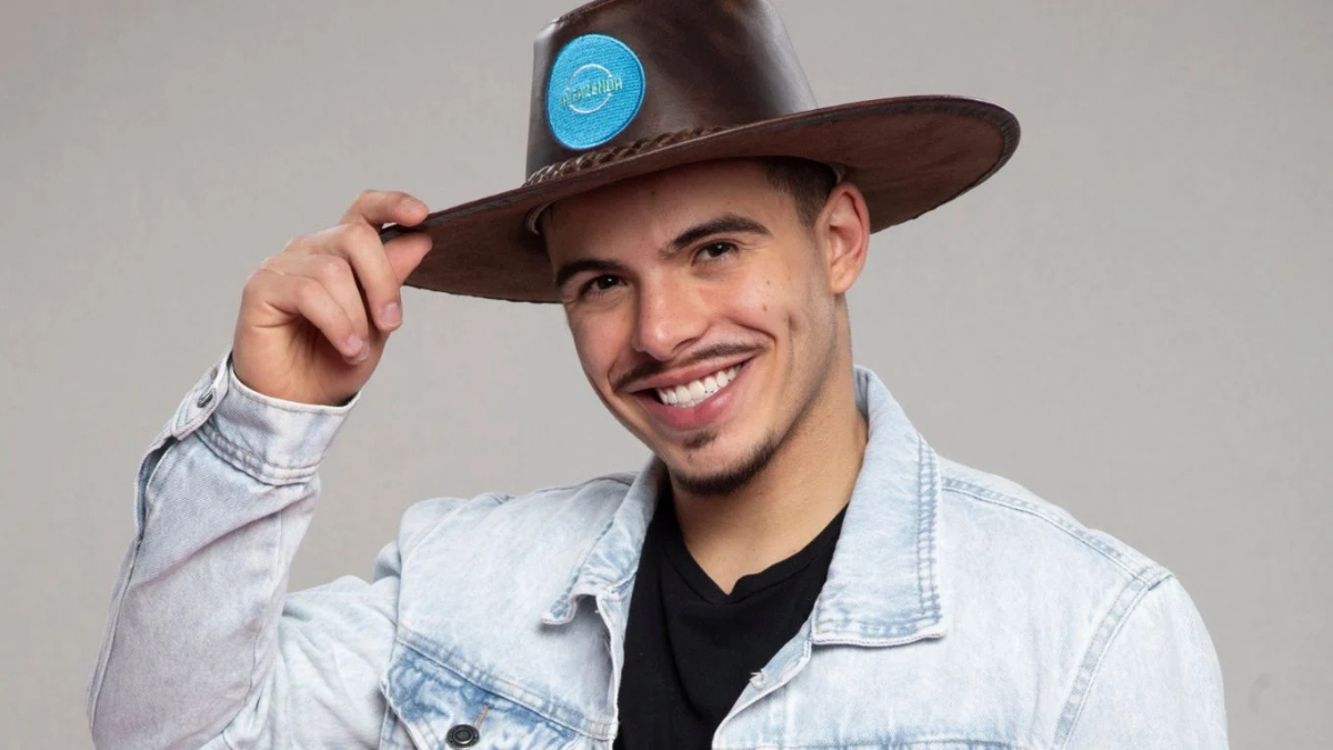 Thomaz Costa com chapéu em foto de divulgação do programa A Fazenda