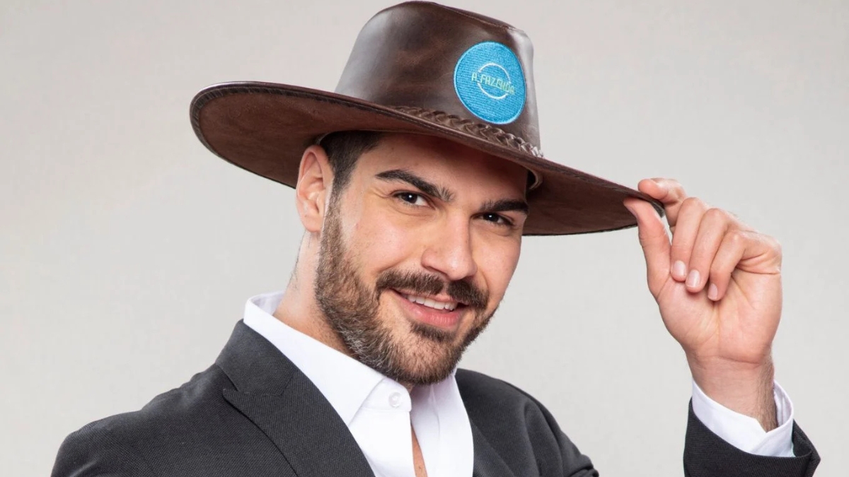 Shayan Haghbin com chapéu em foto do programa A Fazenda