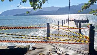 Píer em Ilhabela é interditado por causa da ressaca
