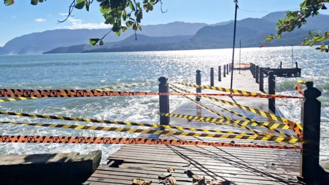 Píer em Ilhabela é interditado por causa da ressaca