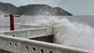 A Imagem mostra a ressaca violenta invandindo uma via famosa de Santos