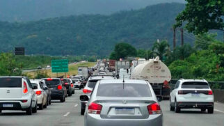A imagem mostra uma rodovia