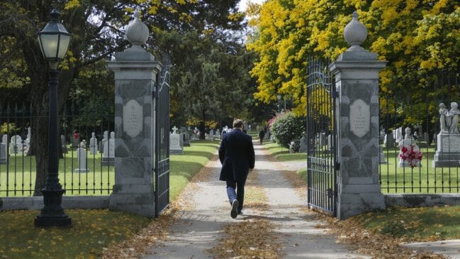 Algumas pessoas consideram desrespeito sair do cemitério dando as costas para os mortos