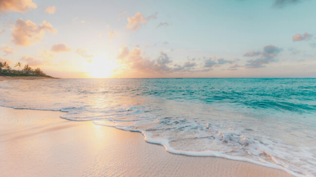 Mar azul claro e cristalino / Unsplash/Sean Oulashin
