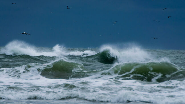 O mar agitado surge como um sinal de atenção e cuidado / Unsplash/Barth Bailey