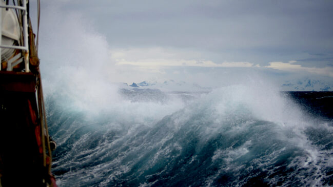 O movimento brusco das ondas costuma indicar a proximidade de brigas ou discussões desgastantes no seio familiar / Unsplash/Torsten Dederichs