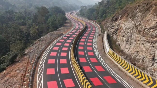 A imagem mostra uma estrada com tapete vermelho