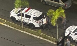 Polícia prendendo suspeito de sequestro, na Ponta da Praia, em Santos