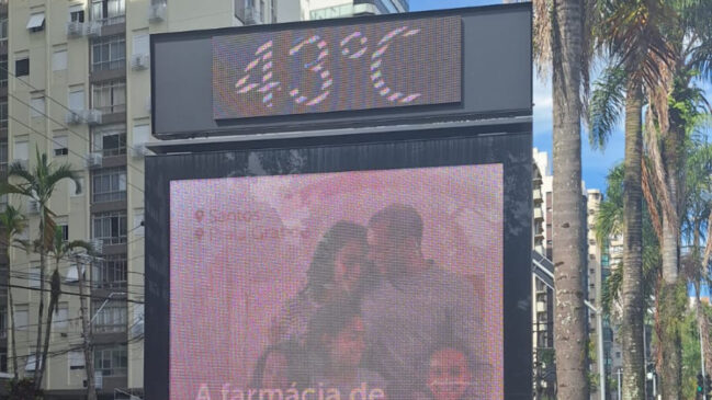 A imagem mostra um termometro de rua na cidade de Santos marcando 43°