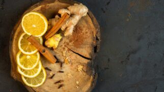 Ferver limão, gengibre e canela para aromatizar