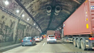 A imagem mostra um grande fluxo de veículos dentro de um túnel