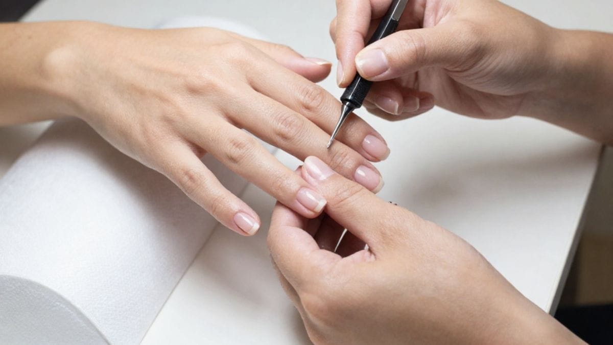 Mãos com alongamento de unhas