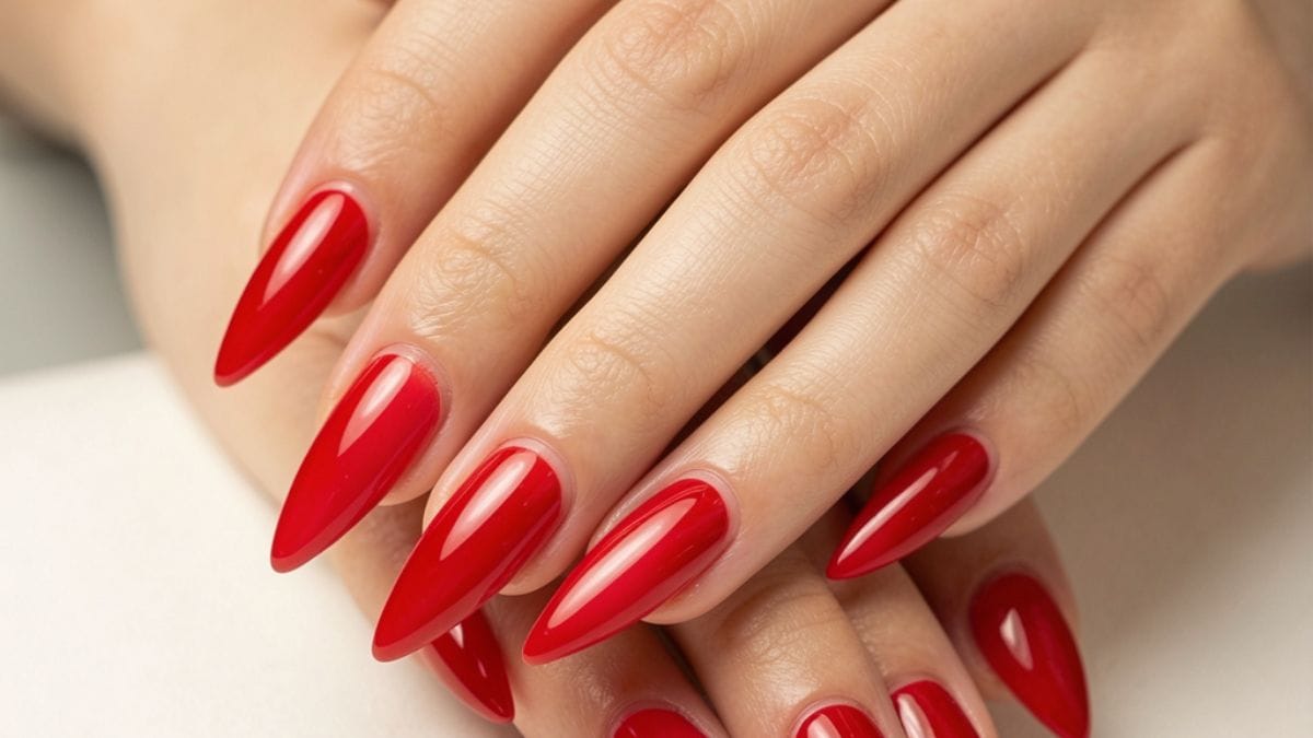 Mãos com alongamento de unhas