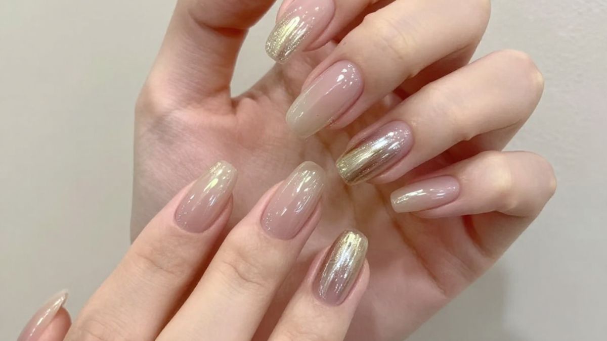 Mãos com alongamento de unhas