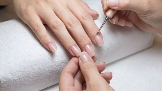 Mãos com alongamento de unhas