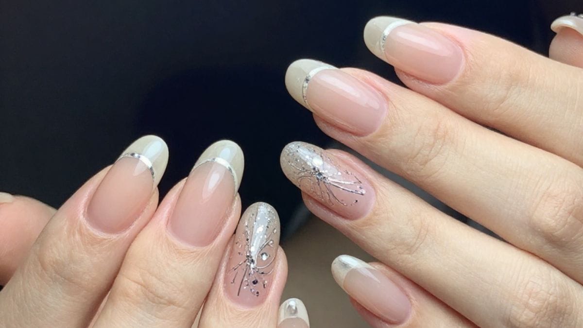 Mãos com alongamento de unhas