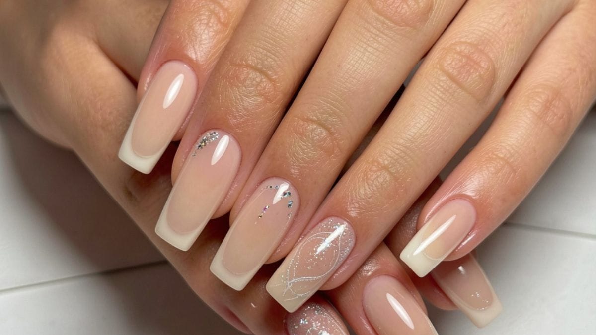 Mãos com alongamento de unhas