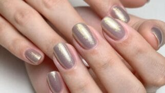 Imagem gerada por Inteligência Artificial de mãos com unhas pintadas em tons perolados
