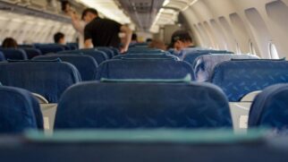 A imagem mostra um banco de avião