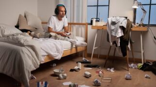 Psicologia revela como ambientes desorganizados influenciam emoções, humor e até a percepção de controle no dia a dia (Foto: Freepik)