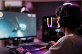 Imagem de um garoto jogando no computador